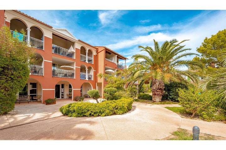 Ferienwohnung für 8 Personen, mit Garten und Kinderpool sowie Terrasse und Pool, mit Haustier in Giens - 4