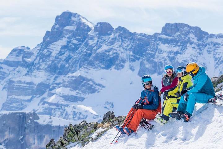 Apartamento para 6 personas, con vistas y balcón además de jardín y piscina en Sallent de Gállego