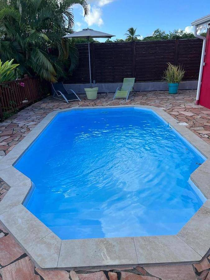Casa de huéspuedes para 2 personas, con piscina para niños y jacuzzi además de piscina y jardín en Guadalupe