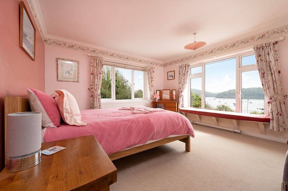 Seagulls, pet friendly, five bedroom riverside cottage in St Mawes, sleeping 10-11 in St Mawes, Cornwall