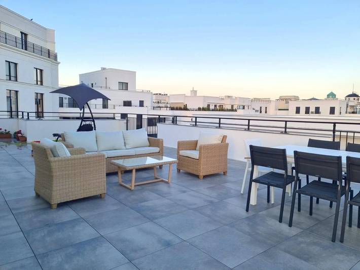 Location de vacances pour 9 personnes, avec Balcon et Terrasse ainsi que Jardin et Vue sur le lac à Chessy