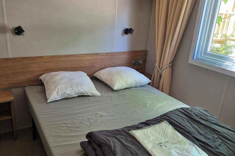 Mobilhome Sur le Cap Ferret dans les pinèdes, dans un camping 4 étoiles. in Claouey, Lège-Cap-Ferret