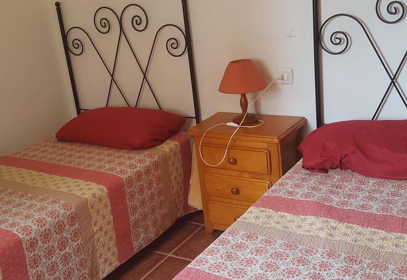 Geheel appartement, Vakantieappartement 'Beach en Los Cristianos' met Bergzicht, Zwembad en Wi-Fi in Los Cristianos, Arona
