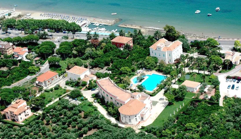 Hotel per 3 persone, con giardino e piscina nonché piscina per bambini - 1