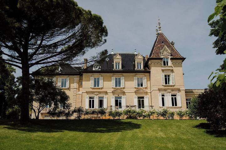 Chateau du Bost, rénové, piscine chauffée, Beaujolais in Blacé, Beaujolais