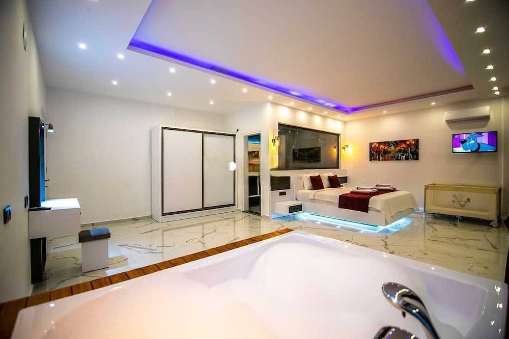 Family friendly new villa; Big pool, Sauna/hot tube, 2 Jakuzzies,Turkish Hamam in Kaş, Saklıkent