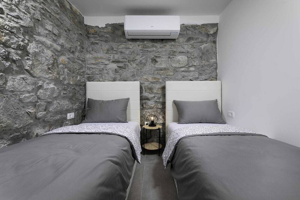 Luxury Krk Villa with Private Pool and Gardens - Three Bedroom Villa in Lakmartin, Krk (isla)