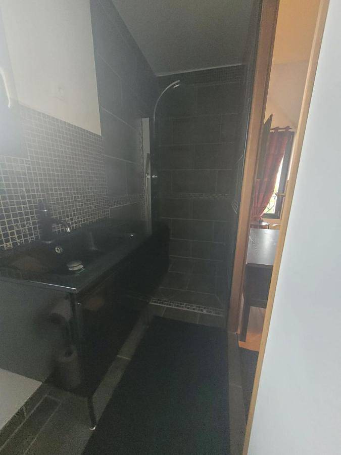 Gîte pour 2 personnes, avec jardin et piscine ainsi que vue et terrasse dans Moisenay - 2