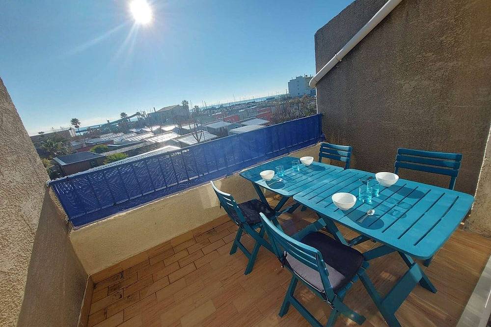 Entire apartment, Sunny 2-Bedroom Apartment with Terrace, Wifi, and Private Parking in Marseillan in Marseillan-Plage, Marseillan
