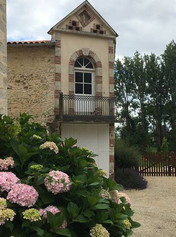 Gîte pour 9 personnes, avec terrasse ainsi que jardin et piscine à La Jaudonnière