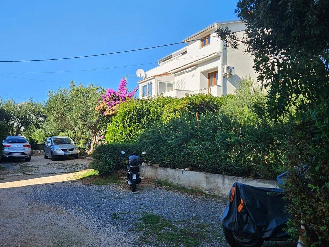 Ganze Wohnung, 1-Zimmer-Ferienwohnung mit Terrasse und Meerblick Barbat, Rab A-24932-a in Barbat na Rabu, Rab