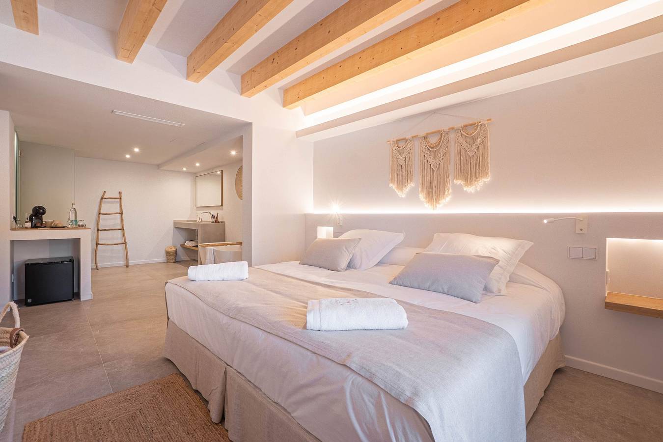 Room '202 - Doble Deluxe Vista Castillo' with Sea View, Wi-Fi and Air Conditioning in Capdepera, East Majorca