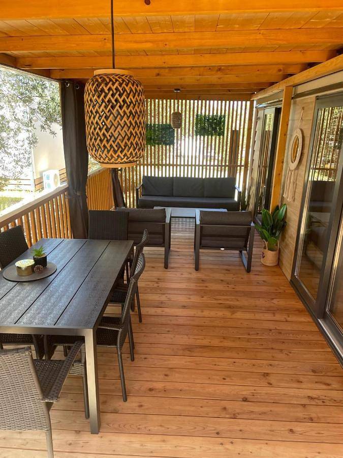Camping für 6 Personen, mit Garten und Terrasse in Tisno