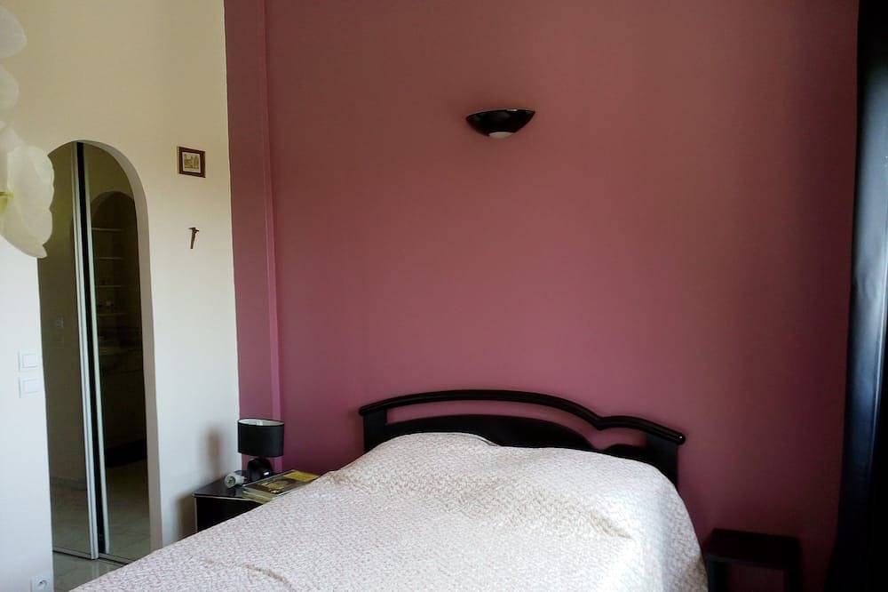 Villa with pool, quiet, sea view 10 min from the beaches in Nizza, Nizza und Umgebung