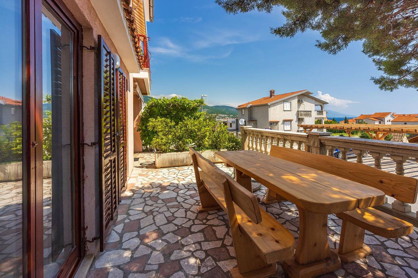 Ganze Wohnung, Cozy Apartment nur 250 Meter zum Strand mit Meerblick, Grillplatz, Privatparkplatz in Povile, Primorje-Gorski Kotar