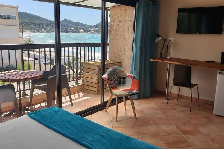 Hôtel pour 3 personnes dans Office De Tourisme De Saint Cyr Sur Mer - 2