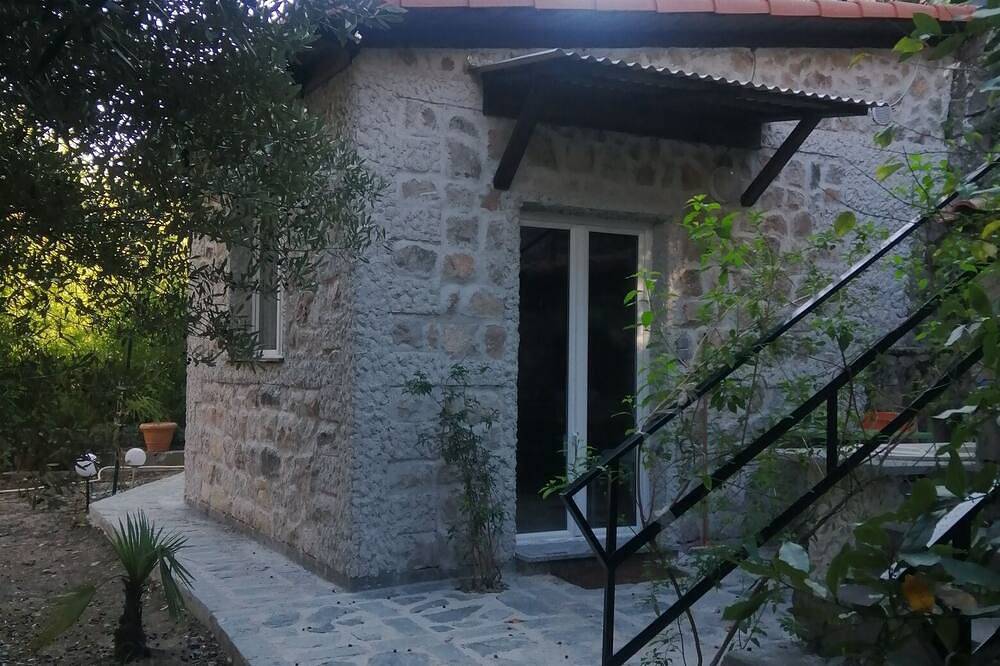 Mini-maison 1pièce provençale avec Bbq, terrasse et jardin privatifs in Roquebrune-Cap-Martin, Côte méditerranéenne (France)