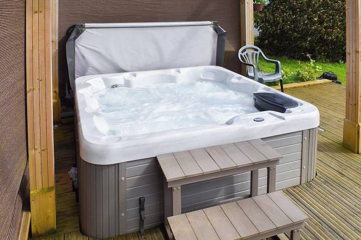 Cottage for 14 people, with hot tub and garden in Kent