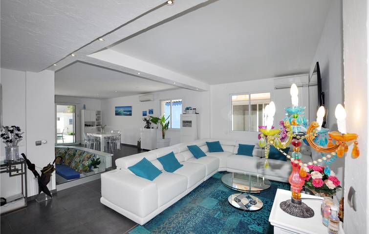 Location de vacances pour 8 personnes, avec jacuzzi et piscine ainsi que terrasse et jardin, animaux acceptés à Canet-en-Roussillon - 2