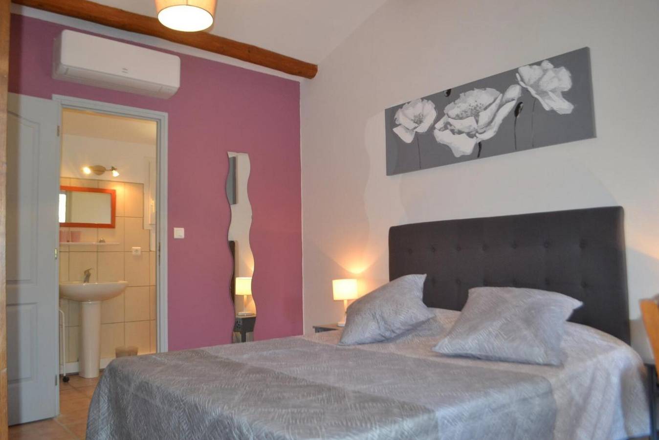 Habitación de huéspedes «Chambre Lilas» con piscina compartida, Wi-Fi y aire acondicionado in Pernes-les-Fontaines, Vaucluse
