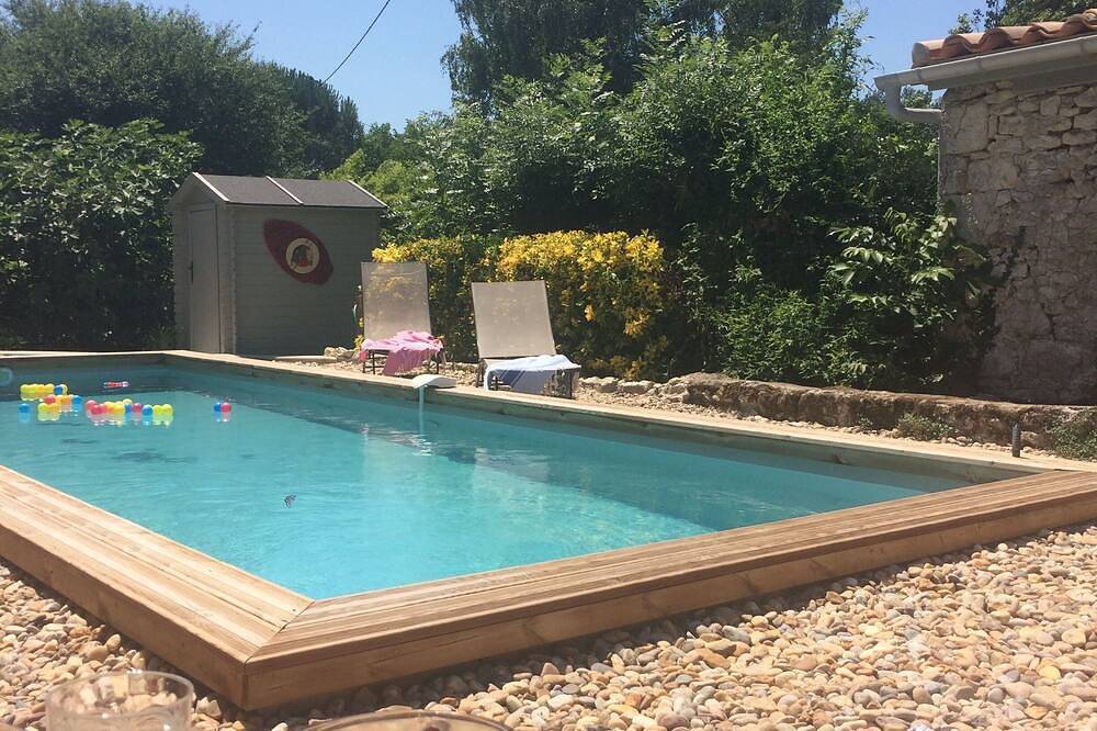 Spacious, rustic charm for 10, with pool, in Dordogne Aquitaine in La Roquille, Región de Libourne