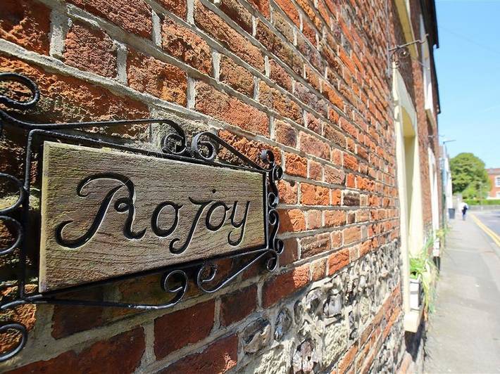 Rojoy in Salisbury, Wiltshire