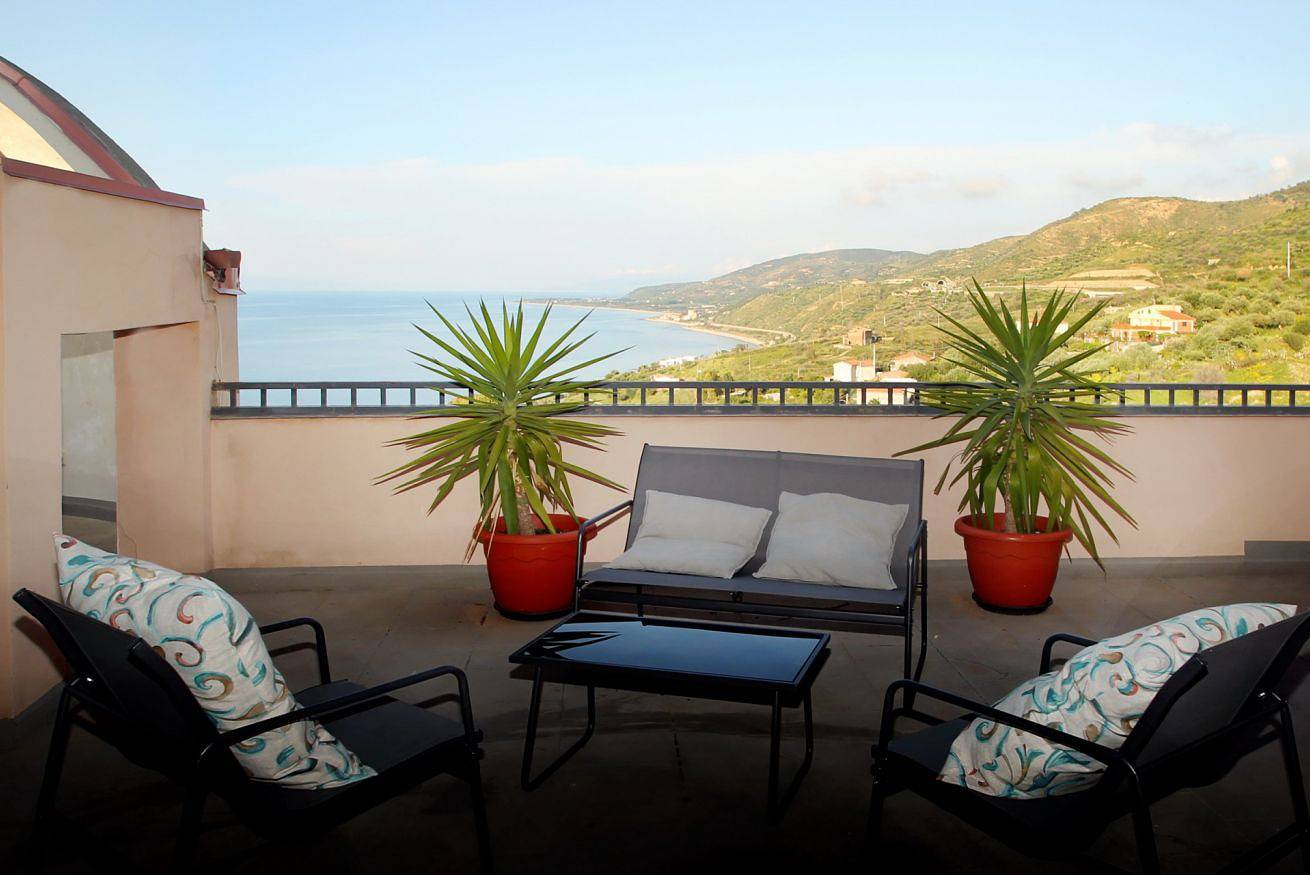 Appartamento intero, L’Attico – Terrazza Panoramica con Vista Mare e Vasca Idromassaggio in Santo Stefano di Camastra, Provincia di Messina