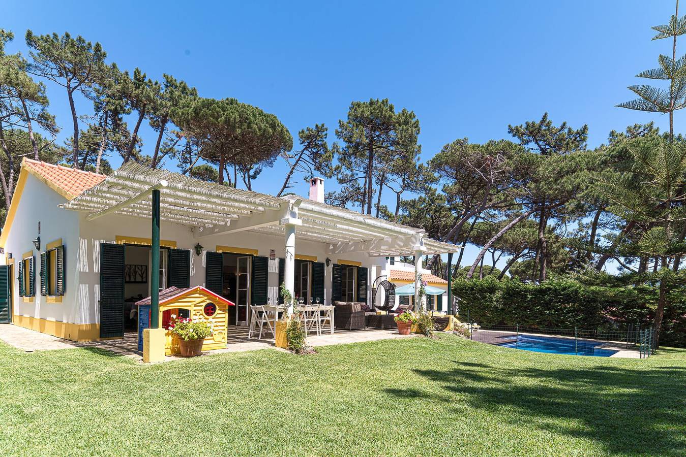 Privileged Portugal Villa | 4 Bedrooms | Villa Anita | Private Pool & Supermarket Within Walking Distance | Colares in Colares, Costa de Lisboa