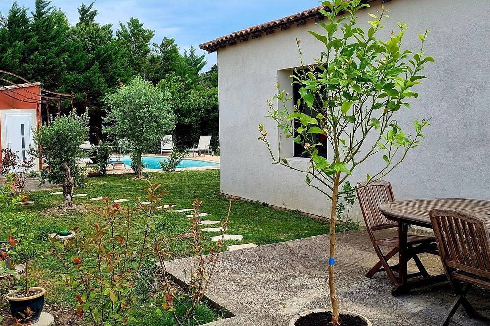 Villa contemporaine avec studio et piscine privative. in Jonquières, Vaucluse