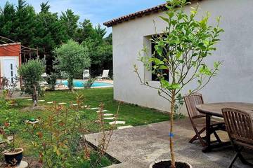 Location de vacances pour 8 personnes, avec jardin et terrasse à Jonquières