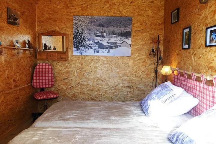 Chalet cocooning dans les gorges de l'Ain avec jacuzzi, proche randonnées. in Corveissiat, Jura Francais