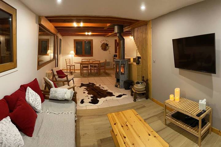 Chalet pour 6 personnes, avec piscine ainsi que jardin et terrasse