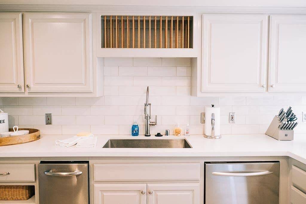 Private beach, boat slip, hot tub, pool table, fenced yard, Bbq, fire pit in Bass Lake