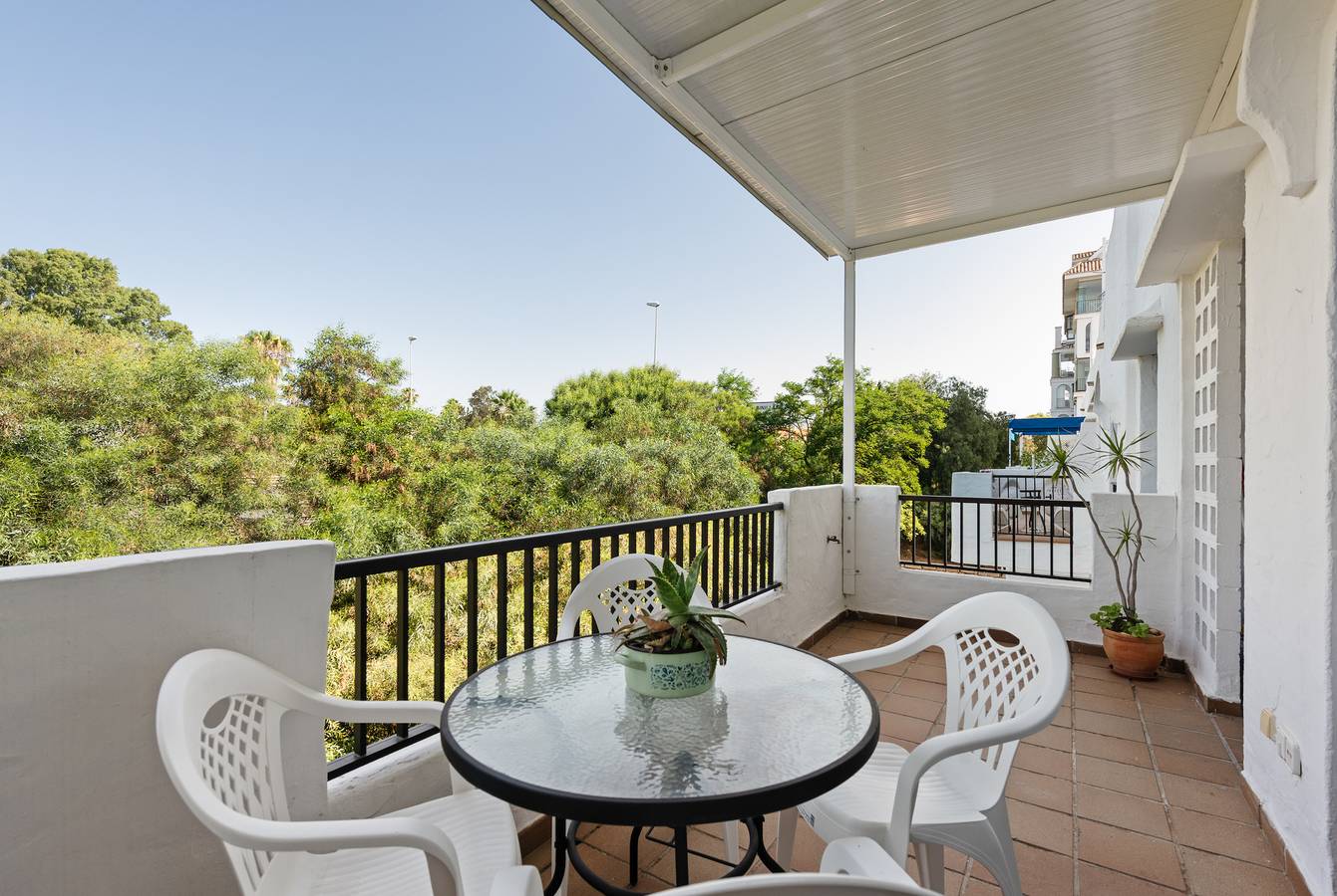 Entire apartment, Apartment 'Brisa Del Puerto' with Shared Pool, Wi-Fi and Air Conditioning in Puerto de la Duquesa, Manilva