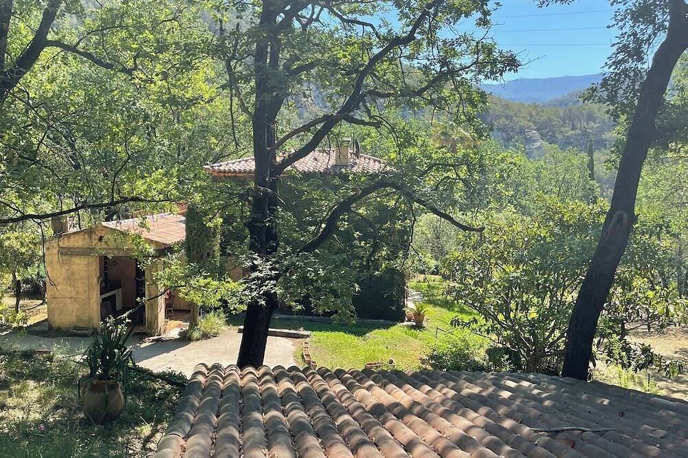 Country house in a natural wooded setting in a 3-hectare park in Contes, Nice region