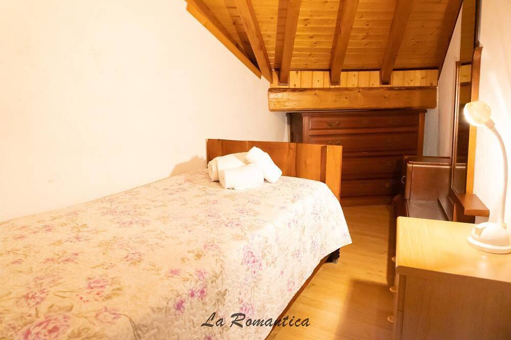 Ganze Wohnung, [Apartment in the Romantic Courtyard] Lake Lugano in Brusimpiano, Brusimpiano Gemeinde