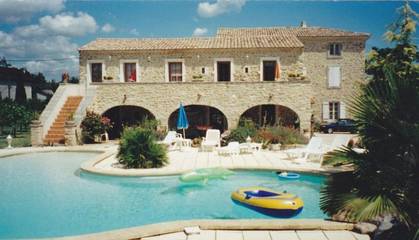 Gîte pour 4 personnes, avec piscine et jardin ainsi que vue et terrasse à Saint-Julien-de-Peyrolas