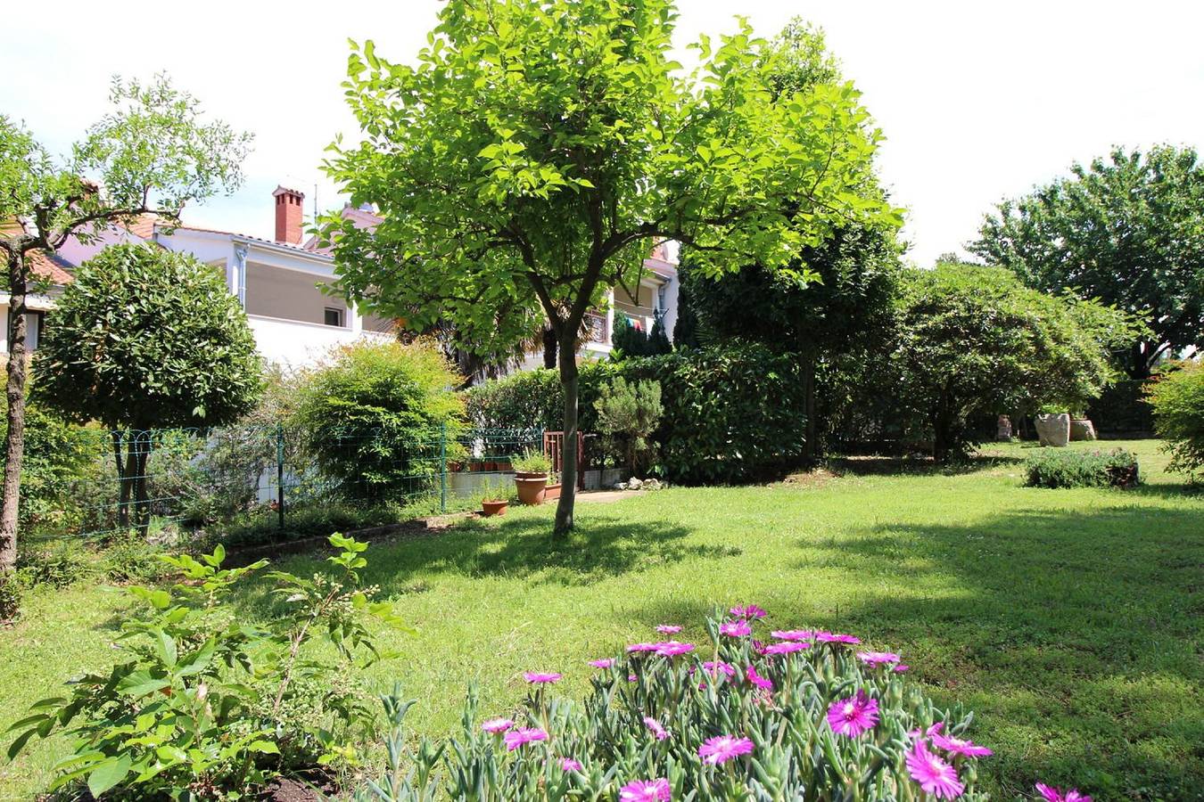 Ganze Wohnung, Helles Apartment nur 350 Meter zum Strand mit privatem Balkon und Meerblick in Poreč, Grad Poreč