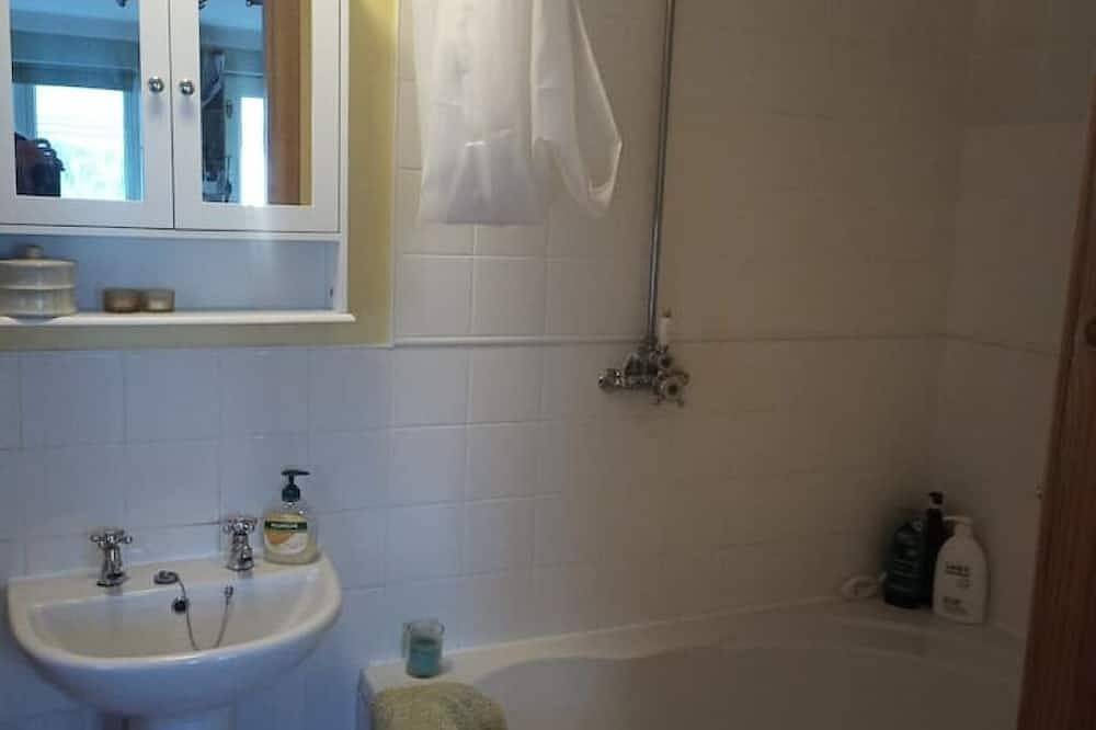 Tara Cottage - a quirky, cosy, quiet, traditional cottage with private garden. in Dunoon, Argyll & Bute