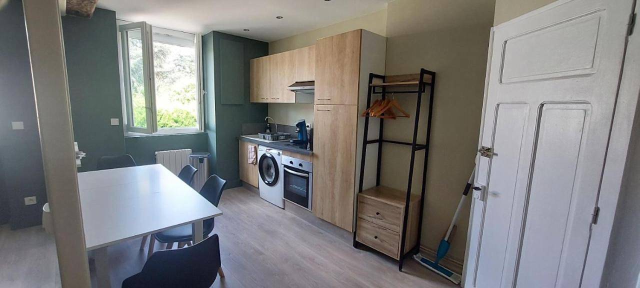 Appartement entier, One-Bedroom Apartment in Saint-Chamond, Parc Naturel Régional du Pilat