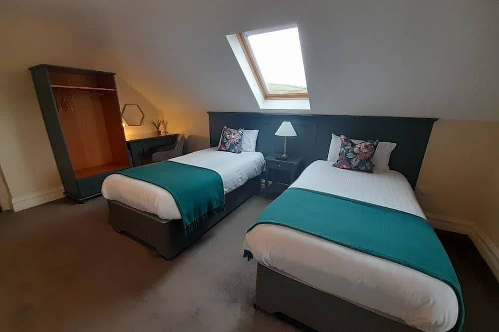Cozy semi detached cottage 5 mins drive from Doolin. Cliffs of Moher views! in County Clare
