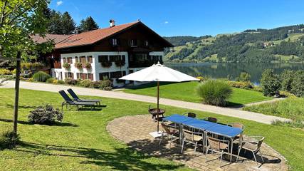Ferienwohnung für 6 Personen, mit Garten und Seeblick sowie Terrasse, mit Haustier am Großer Alpsee