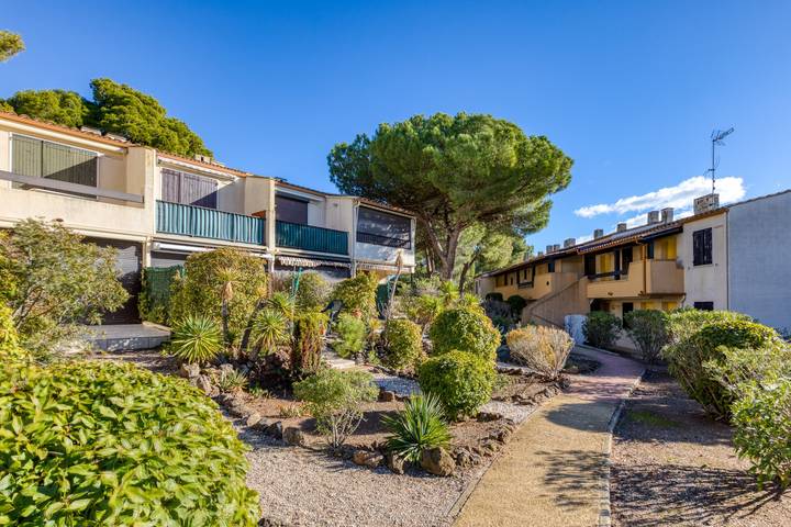 Apartamento entero, Apartamento vacacional "Residence Cap Les Pins" con piscina compartida, terraza privada y Wi-Fi in Cap d'Agde, Agde