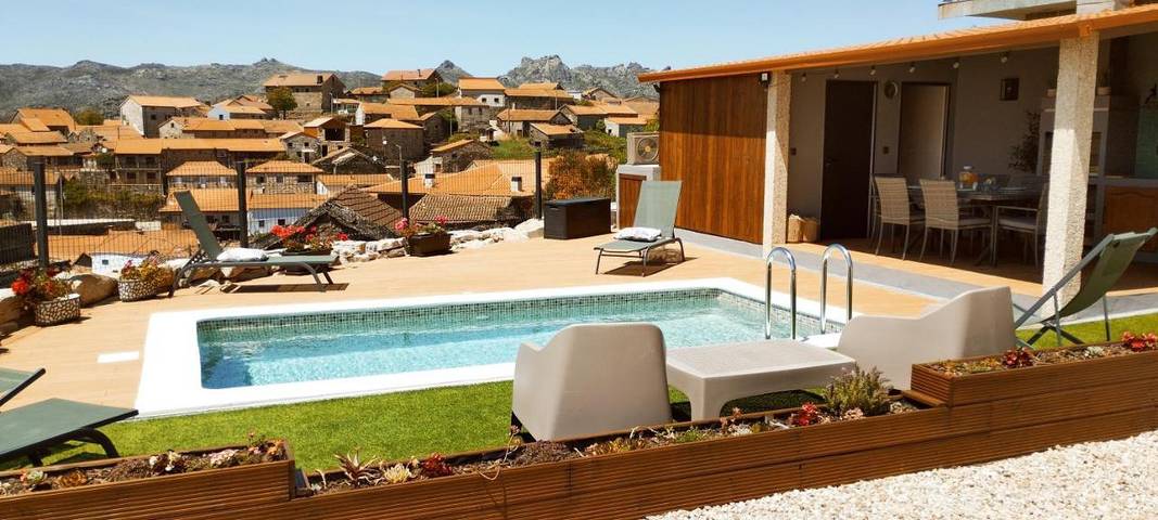 Location de vacances pour 6 personnes, avec Balcon et Terrasse ainsi que Jardin et Piscine dans Tourém