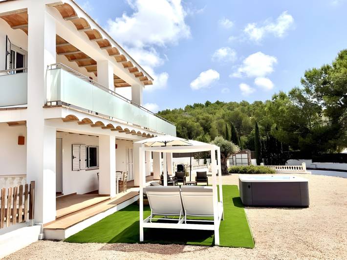 Vakantiehuis voor 8 personen, with Balkon and Whirlpool as well as Tuin in Balearen