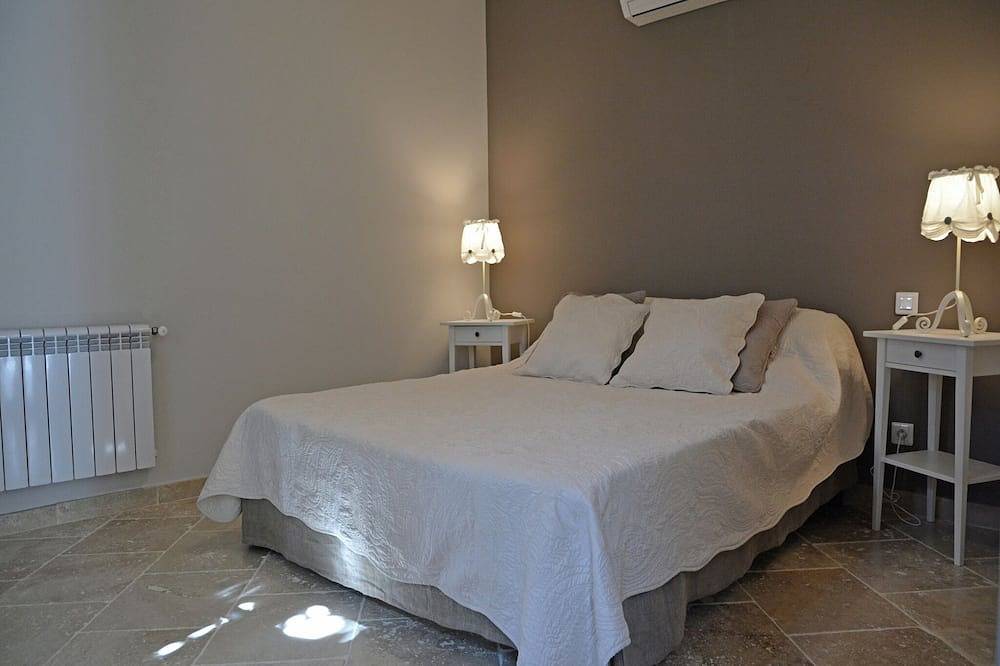Farmhouse in Carpentras with Pool in Carpentras, Vaucluse