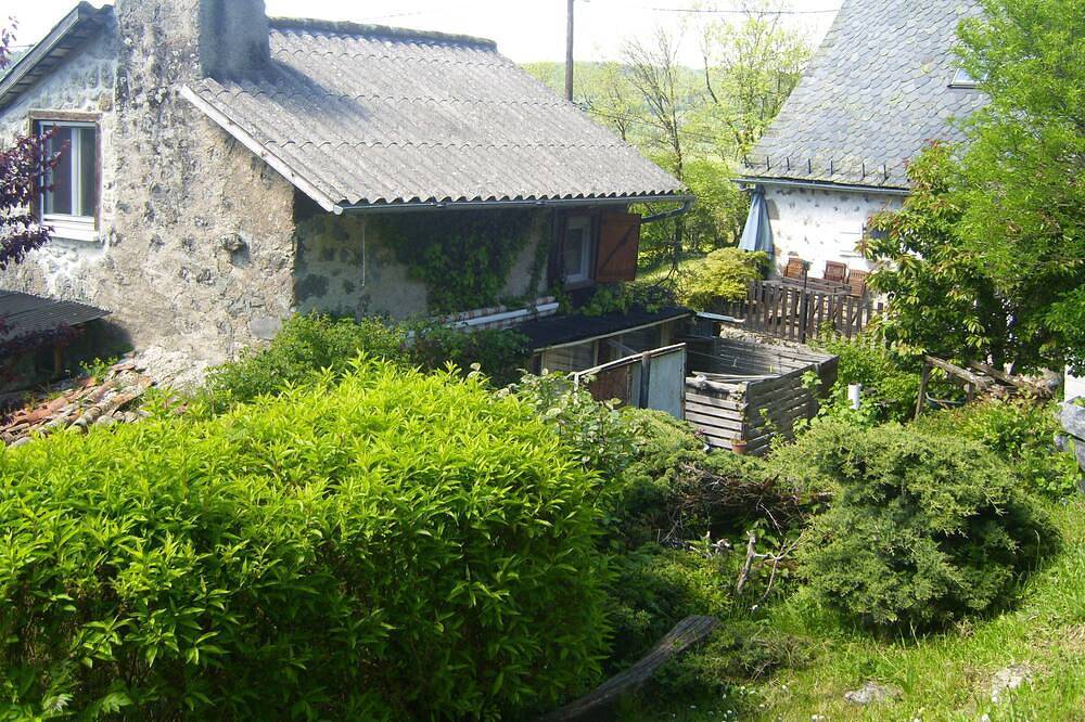 Gite a proximité de l habitation du propriétaire a flan de montagne in Vézac (Cantal), Région d'Aurillac