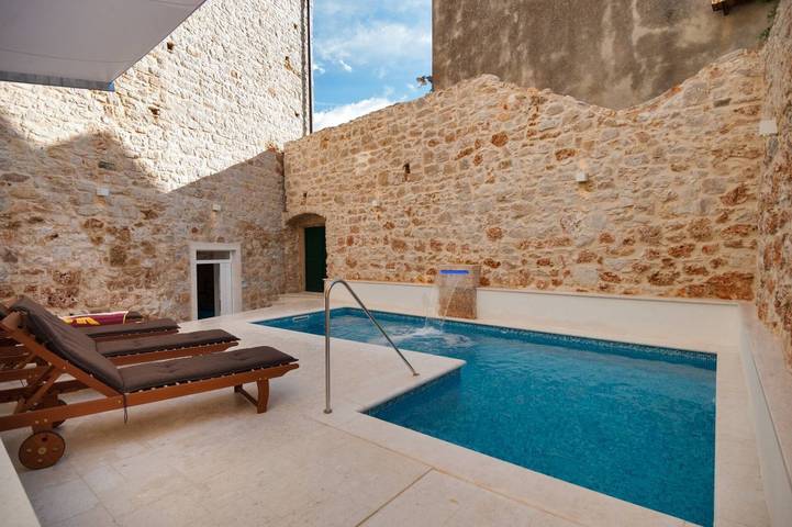 Dom wakacyjny dla 13 osób, z balkon i sauna oraz jacuzzi w Brac