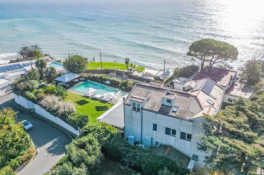 Entire apartment, Lovely apartment for 6 guests with pool, Wifi, Tv, patio, pets allowed and parking in Albisola Capo, Albisola Superiore