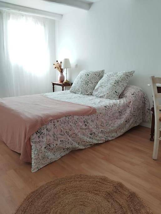 Location de vacances pour 6 personnes, avec vue et jardin, adapté aux familles à Saint-Genès-la-Tourette - 4